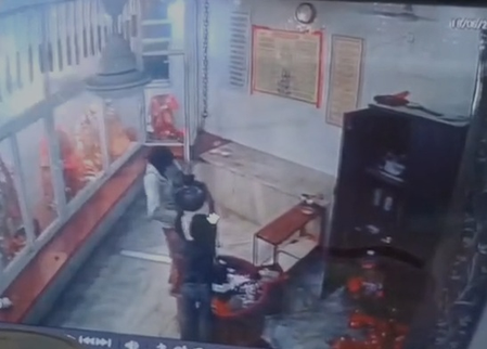 नोएडा की कार्मिक ग्रीन सोसाइटी के मंदिर में चोरी, धार्मिक सामग्री लेकर फरार हुए चोर नोएडा की कार्मिक ग्रीन सोसाइटी के मंदिर में चोरी, धार्मिक सामग्री लेकर फरार हुए चोर
