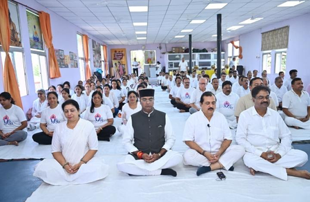 भोपाल में योग दिवस से पहले योगाभ्यास, केंद्रीय रक्षा राज्यमंत्री संजय सेठ भी हुए शामिल भोपाल में योग दिवस से पहले योगाभ्यास, केंद्रीय रक्षा राज्यमंत्री संजय सेठ भी हुए शामिल