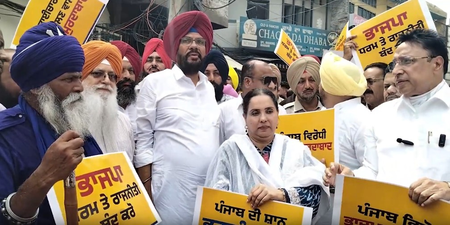 अमृतसर आम आदमी पार्टी ने तरुण चुघ के घर के बाहर किया प्रदर्शन, केंद्र से पंजाब का फंड जारी करने की मांग अमृतसर आम आदमी पार्टी ने तरुण चुघ के घर के बाहर किया प्रदर्शन, केंद्र से पंजाब का फंड जारी करने की मांग
