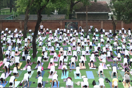 ‘योग फॉर हेल्दी एजिंग’ थीम के साथ पेइचिंग में मनाया गया 12वां अंतरराष्ट्रीय योग दिवस ‘योग फॉर हेल्दी एजिंग’ थीम के साथ पेइचिंग में मनाया गया 12वां अंतरराष्ट्रीय योग दिवस