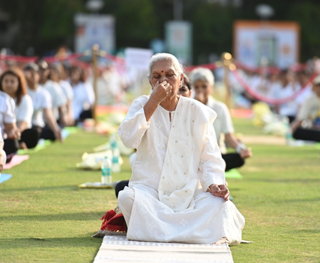 राज्यपाल आनंदीबेन पटेल ने मातृशक्ति संग किया योग, आंगनबाड़ियों को ‘गर्भ संस्कार केंद्र’ बनाने के निर्देश राज्यपाल आनंदीबेन पटेल ने मातृशक्ति संग किया योग, आंगनबाड़ियों को ‘गर्भ संस्कार केंद्र’ बनाने के निर्देश