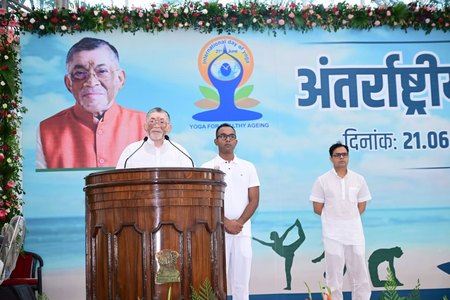 झारखंड लोकभवन में सामूहिक योगाभ्यास, राज्यपाल संतोष गंगवार ने योग को बताया भारत का वैश्विक उपहार झारखंड लोकभवन में सामूहिक योगाभ्यास, राज्यपाल संतोष गंगवार ने योग को बताया भारत का वैश्विक उपहार