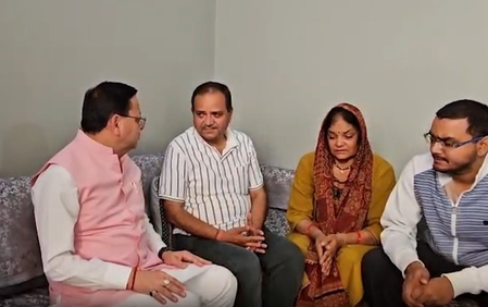 अल्मोड़ा शहीद लेफ्टिनेंट बिरेश्वर गोस्वामी के परिजनों से मिले सीएम धामी, मदद का दिया भरोसा