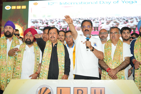 योग दिवस समारोह  राज्यसभा सांसद डॉ. अशोक कुमार मित्तल ने 12,000 लोगों के साथ किया योग