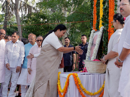 श्यामा प्रसाद मुखर्जी की पुण्यतिथि पर दिल्ली की सीएम रेखा गुप्ता समेत अन्य नेताओं ने दी श्रद्धांजलि श्यामा प्रसाद मुखर्जी की पुण्यतिथि पर दिल्ली की सीएम रेखा गुप्ता समेत अन्य नेताओं ने दी श्रद्धांजलि