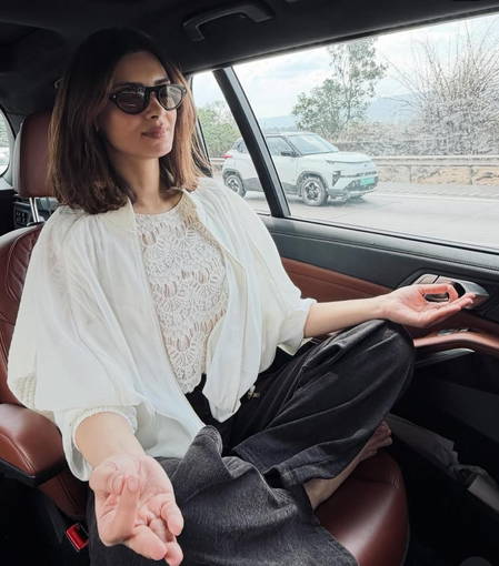 Diana Penty does yoga in car while 'en route' Diana Penty does yoga in car while 'en route'