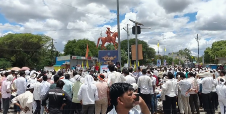 विलास घुले हत्याकांड महाराष्ट्र में हत्या के चार दिन बाद भी गिरफ्तारी नहीं होने पर सड़क पर उतरे ग्रामीण विलास घुले हत्याकांड महाराष्ट्र में हत्या के चार दिन बाद भी गिरफ्तारी नहीं होने पर सड़क पर उतरे ग्रामीण