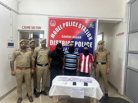 जम्मू पुलिस की बड़ी कार्रवाई, तीन तस्कर गिरफ्तार, 780 ग्राम हेरोइन बरामद जम्मू पुलिस की बड़ी कार्रवाई, तीन तस्कर गिरफ्तार, 780 ग्राम हेरोइन बरामद