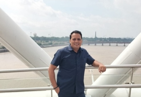 जब कुछ लोग मोबाइल में आग कैद कर रहे थे, तब एक शख्स आग के भीतर जिंदगी तलाश रहा था जब कुछ लोग मोबाइल में आग कैद कर रहे थे, तब एक शख्स आग के भीतर जिंदगी तलाश रहा था
