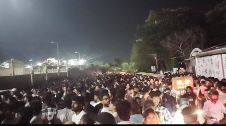 रांची के जेएससीए स्टेडियम में झारखंड टी-20 फाइनल के दौरान भारी भीड़ से मची भगदड़, कई घायल रांची के जेएससीए स्टेडियम में झारखंड टी-20 फाइनल के दौरान भारी भीड़ से मची भगदड़, कई घायल