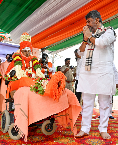 घरों की तरह मठों और धार्मिक संस्थानों का भी संरक्षण होना चाहिए सीएम डीके शिवकुमार घरों की तरह मठों और धार्मिक संस्थानों का भी संरक्षण होना चाहिए सीएम डीके शिवकुमार