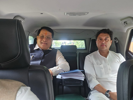 कैबिनेट बैठक में एक कार से पहुंचे सिंधिया और सोनोवाल, कारपूलिंग से दिया ऊर्जा संरक्षण का संदेश कैबिनेट बैठक में एक कार से पहुंचे सिंधिया और सोनोवाल, कारपूलिंग से दिया ऊर्जा संरक्षण का संदेश