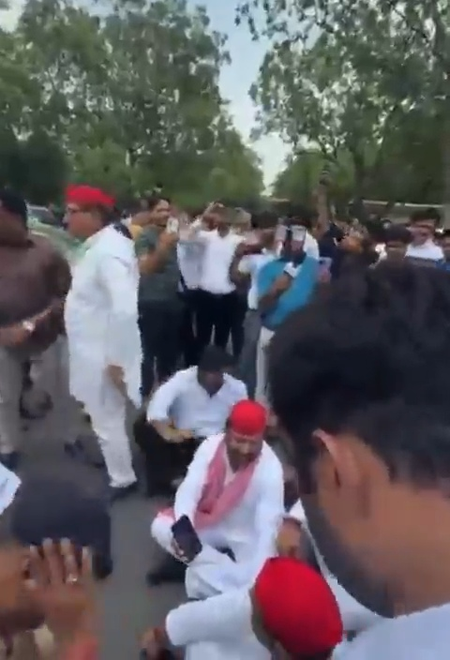 जिम्स अस्पताल में कर्मचारियों की मांगों की अनदेखी को लेकर सपा कार्यकर्ता सड़कों पर उतरे