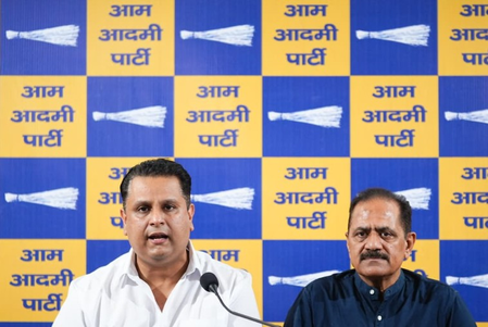 सुरक्षा मानकों की अनदेखी पर आप का हमला, सेप्टिक टैंक हादसों और जर्जर इमारतों पर सख्त कानून की मांग