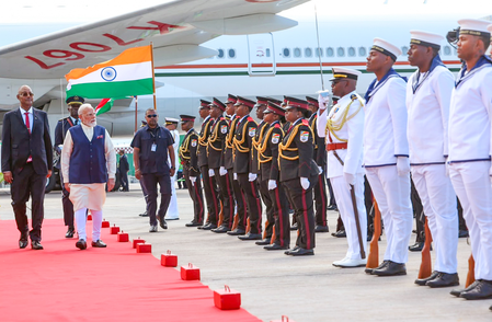 पीएम मोदी सेशेल्स पहुंचे, राष्ट्रपति हर्मिनी ने एयरपोर्ट पर गर्मजोशी से किया स्वागत