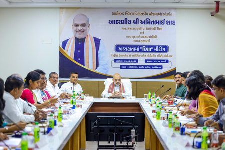 गुजरात गृह मंत्री अमित शाह ने अधिकारियों को दिए निर्देश, हर किसान के पास हों कम से कम दो पशु