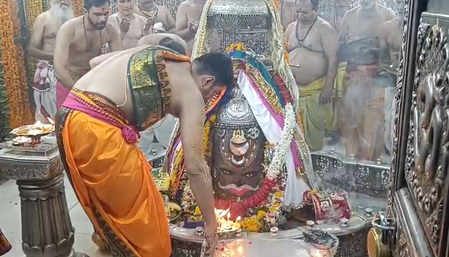 भांग का शृंगार, मस्तक पर चंद्रमा; त्रिशूल और ओम से सजे बाबा महाकाल