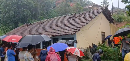 कर्नाटक मंगलुरु में भारी बारिश के बीच मकान पर गिरा मलबा, दो बच्चियों समेत तीन की मौत कर्नाटक मंगलुरु में भारी बारिश के बीच मकान पर गिरा मलबा, दो बच्चियों समेत तीन की मौत