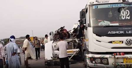 पंजाब बठिंडा-बीकानेर हाईवे पर ट्रक से टकराई ट्रैवलर, चार अमरनाथ तीर्थयात्रियों की मौके पर मौत पंजाब बठिंडा-बीकानेर हाईवे पर ट्रक से टकराई ट्रैवलर, चार अमरनाथ तीर्थयात्रियों की मौके पर मौत