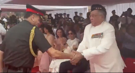 सेना प्रमुख जनरल धीरज सेठ ने पिता को किया सैल्यूट, परिजनों का लिया आशीर्वाद सेना प्रमुख जनरल धीरज सेठ ने पिता को किया सैल्यूट, परिजनों का लिया आशीर्वाद