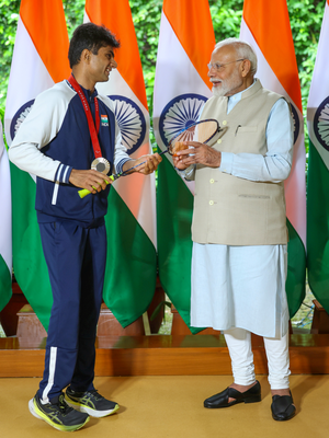 आईएएस सुहास यथिराज बचपन में संघर्ष, पढ़ाई में होशियार, पैरालंपिक गेम्स में देश को जिताए पदक आईएएस सुहास यथिराज बचपन में संघर्ष, पढ़ाई में होशियार, पैरालंपिक गेम्स में देश को जिताए पदक