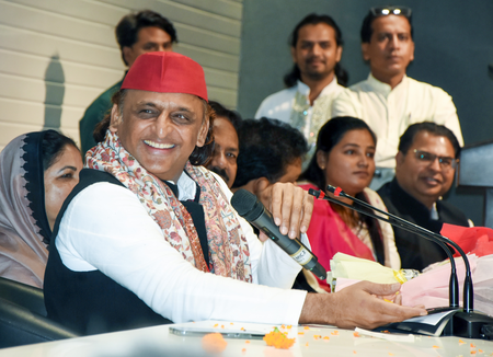 अखिलेश यादव ने सरकार का किया घेराव अखिलेश यादव ने सरकार का किया घेराव