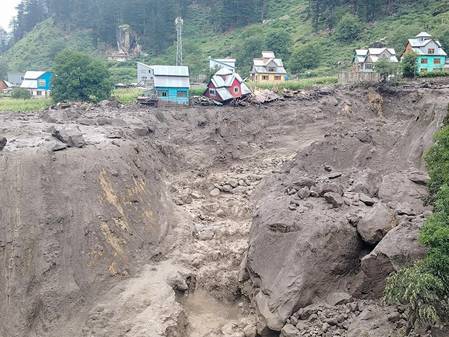 जम्मू-कश्मीर डोडा में बादल फटने से सड़कें क्षतिग्रस्त, कई गांवों का जिले के दूसरे हिस्सों से संपर्क टूटा जम्मू-कश्मीर डोडा में बादल फटने से सड़कें क्षतिग्रस्त, कई गांवों का जिले के दूसरे हिस्सों से संपर्क टूटा