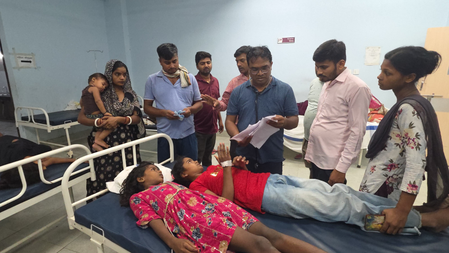 बिहार गोपालगंज में फूड प्वाइजनिंग से 10 बच्चों समेत 12 लोग बीमार, फेंसा खाने के बाद बिगड़ी तबीयत बिहार गोपालगंज में फूड प्वाइजनिंग से 10 बच्चों समेत 12 लोग बीमार, फेंसा खाने के बाद बिगड़ी तबीयत