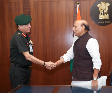 रक्षा मंत्री से मिले जनरल धीरज सेठ, थलसेना प्रमुख बनने के बाद पहली मुलाकात रक्षा मंत्री से मिले जनरल धीरज सेठ, थलसेना प्रमुख बनने के बाद पहली मुलाकात