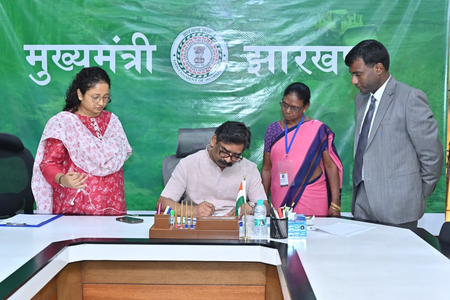 सीएम हेमंत सोरेन ने एसआईआर का भरा फॉर्म, मतदाताओं से समय पर सत्यापन कराने की अपील सीएम हेमंत सोरेन ने एसआईआर का भरा फॉर्म, मतदाताओं से समय पर सत्यापन कराने की अपील