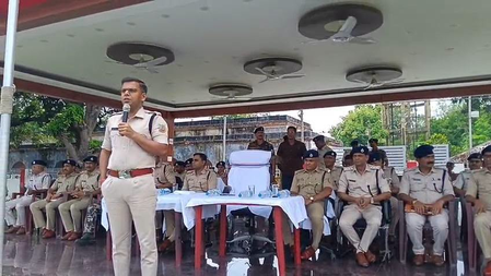 धनबाद पुलिस ने आपराधिक रिकॉर्ड वाले 700 लोगों की एक साथ कराई परेड, अपराध छोड़ने की दिलाई शपथ धनबाद पुलिस ने आपराधिक रिकॉर्ड वाले 700 लोगों की एक साथ कराई परेड, अपराध छोड़ने की दिलाई शपथ