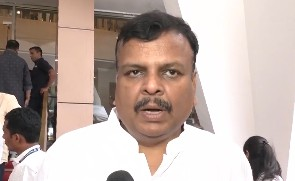 मुंबई भारी बारिश के बीच मैनहोल हादसा, भाजपा ने कार्रवाई और विपक्ष ने जवाबदेही की मांग की मुंबई भारी बारिश के बीच मैनहोल हादसा, भाजपा ने कार्रवाई और विपक्ष ने जवाबदेही की मांग की