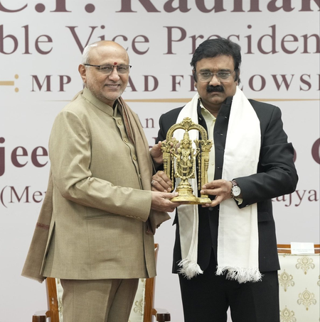 एमपी लीड फेलोशिप के प्रतिभागियों से मिले उपराष्ट्रपति, बोले-बड़े सपने देखें, राष्ट्र निर्माण में दें योगदान एमपी लीड फेलोशिप के प्रतिभागियों से मिले उपराष्ट्रपति, बोले-बड़े सपने देखें, राष्ट्र निर्माण में दें योगदान