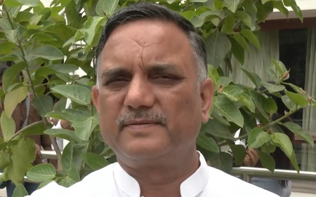 राम मंदिर दान मामले में सपा प्रवक्ता उदयवीर सिंह ने सरकार को घेरा, ट्रस्ट भंग करने की उठाई मांग राम मंदिर दान मामले में सपा प्रवक्ता उदयवीर सिंह ने सरकार को घेरा, ट्रस्ट भंग करने की उठाई मांग