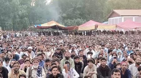 पाकिस्तानी सेना ने दिए कश्मीरियों को हथियार, पीओजेके में पाकिस्तान का विरोध