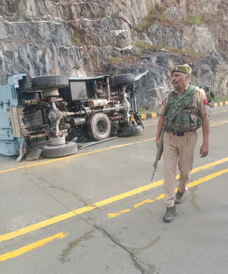 कश्मीर में सोनमर्ग टनल के पास सीआरपीएफ का वाहन दुर्घटनाग्रस्त, छह जवान घायल