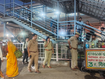 कांवड़ यात्रा से पहले नोएडा पुलिस अलर्ट, अधिकारियों ने फुट पेट्रोलिंग कर सुरक्षा व्यवस्था का किया निरीक्षण