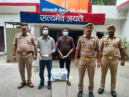 नोएडा  दो शातिर चोर गिरफ्तार, 49 चोरी के मोबाइल और दो चाकू बरामद