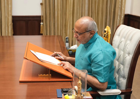 उपराष्ट्रपति सीपी राधाकृष्णन ने एसआईआर के तहत भरा गणना प्रपत्र उपराष्ट्रपति सीपी राधाकृष्णन ने एसआईआर के तहत भरा गणना प्रपत्र