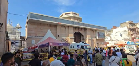 काशी विश्वनाथ मंदिर के बाहर पुलिसकर्मी की कार्बाइन से चली गोली, तीन लोग हुए घायल काशी विश्वनाथ मंदिर के बाहर पुलिसकर्मी की कार्बाइन से चली गोली, तीन लोग हुए घायल