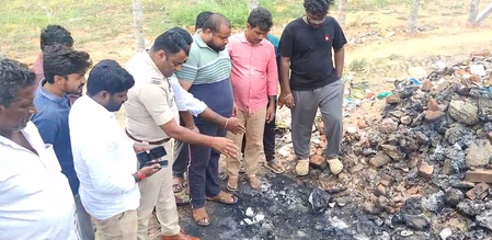 आंध्र प्रदेश के छात्र की बेंगलुरु में हत्या, बदमाशों ने बाइक समेत जिंदा जलाया आंध्र प्रदेश के छात्र की बेंगलुरु में हत्या, बदमाशों ने बाइक समेत जिंदा जलाया