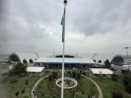 अब हर दिन खुला रहेगा श्रीनगर एयरपोर्ट, रनवे को हफ्ते में दो दिन बंद रखने का प्रस्ताव वापस अब हर दिन खुला रहेगा श्रीनगर एयरपोर्ट, रनवे को हफ्ते में दो दिन बंद रखने का प्रस्ताव वापस