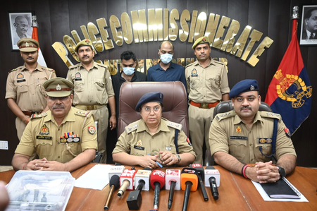 नोएडा घरों में चोरी करने वाले दो शातिर चोर गिरफ्तार; चोरी का सामान, नकदी और बाइक बरामद नोएडा घरों में चोरी करने वाले दो शातिर चोर गिरफ्तार; चोरी का सामान, नकदी और बाइक बरामद