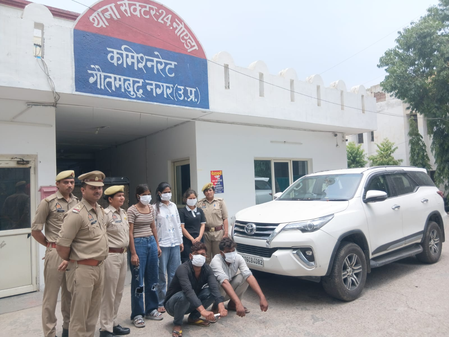 नोएडा ऑनलाइन फ्रेंडशिप क्लब की आड़ में लूटपाट करने वाले गैंग का भंडाफोड़, 5 गिरफ्तार नोएडा ऑनलाइन फ्रेंडशिप क्लब की आड़ में लूटपाट करने वाले गैंग का भंडाफोड़, 5 गिरफ्तार