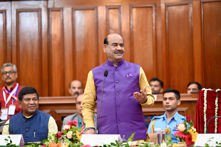 जनप्रतिनिधि संविधान की भावना को समझते हुए लोकतांत्रिक परंपराओं का सम्मान करें ओम बिरला जनप्रतिनिधि संविधान की भावना को समझते हुए लोकतांत्रिक परंपराओं का सम्मान करें ओम बिरला