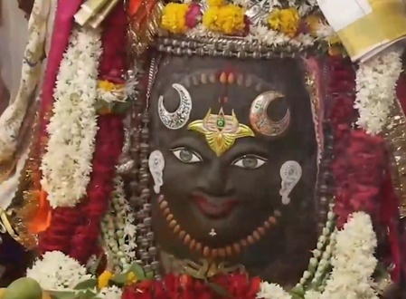 त्रिशूल, त्रिपुंड और डमरू के साथ भांग अर्पित कर बाबा महाकाल का शृंगार, भस्म आरती में बड़ी संख्या में मौजूद रहे श्रद्धालु त्रिशूल, त्रिपुंड और डमरू के साथ भांग अर्पित कर बाबा महाकाल का शृंगार, भस्म आरती में बड़ी संख्या में मौजूद रहे श्रद्धालु