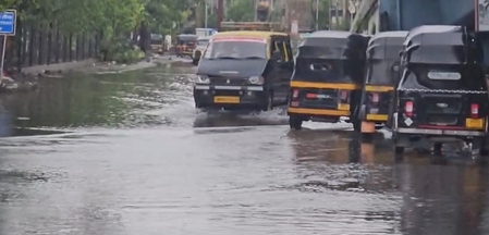 मुंबई में रेड अलर्ट के बीच मूसलाधार बारिश, कुर्ला टर्मिनस परिसर में जलभराव से जनजीवन प्रभावित मुंबई में रेड अलर्ट के बीच मूसलाधार बारिश, कुर्ला टर्मिनस परिसर में जलभराव से जनजीवन प्रभावित