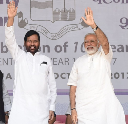 जनसेवा और राष्ट्रसेवा के लिए स्मरणीय रहेंगे रामविलास, जयंती पर पीएम मोदी समेत कई दिग्गजों ने दी श्रद्धांजलि जनसेवा और राष्ट्रसेवा के लिए स्मरणीय रहेंगे रामविलास, जयंती पर पीएम मोदी समेत कई दिग्गजों ने दी श्रद्धांजलि