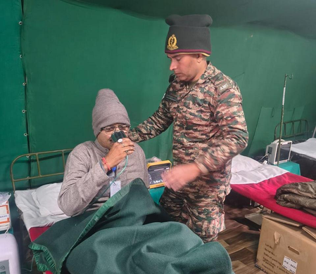 अमरनाथ यात्रा में शिवभक्तों के लिए सुरक्षा कवच बनी भारतीय सेना, 24 घंटे दे रही मेडिकल सहायता अमरनाथ यात्रा में शिवभक्तों के लिए सुरक्षा कवच बनी भारतीय सेना, 24 घंटे दे रही मेडिकल सहायता