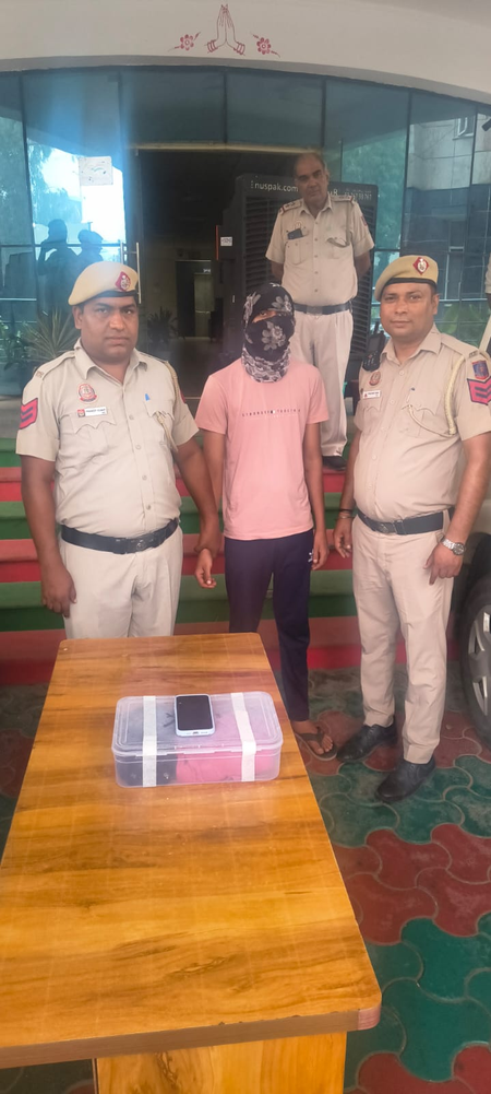 दिल्ली पुलिस ने शाहदरा में महिला से आईफोन छीनने वाले आरोपी को 6 घंटे में किया गिरफ्तार दिल्ली पुलिस ने शाहदरा में महिला से आईफोन छीनने वाले आरोपी को 6 घंटे में किया गिरफ्तार